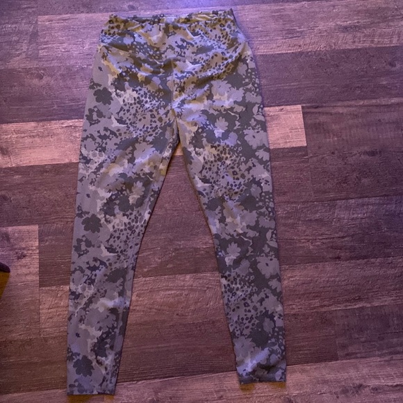 Cute Green print leggings ⚠️Cleaning out my closet⚠️ CHECK MY PAGE 4 GOO - Picture 1 of 5